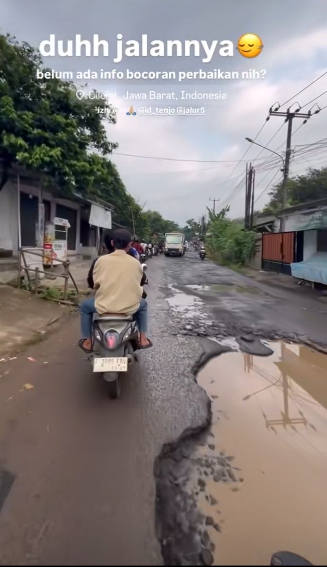 Jalan Rusak di Jalur Tenjo–Parung Panjang Dikeluhkan Warga, Tak Kunjung Diperbaiki